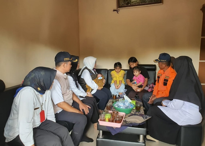 Kunjungi Rumah Duka, Pj Bupati Lumajang Salurkan Bantuan kepada Keluarga Korban Terdampak Longsor