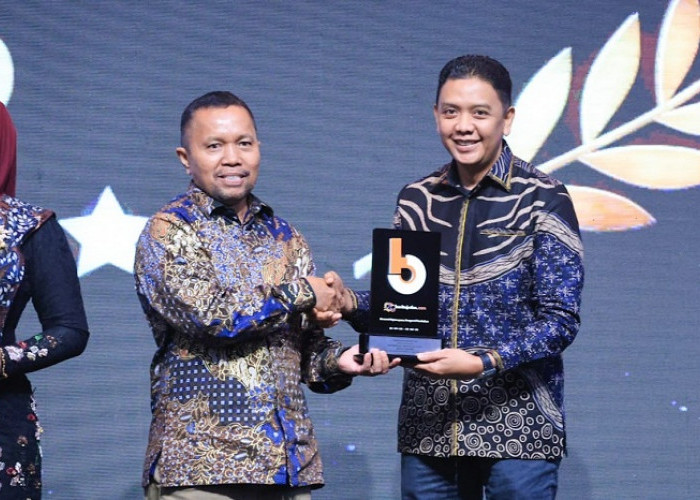 Gus Fawait Persembahkan Penghargaan Penguat Demokrasi untuk Pejuang Data di Jember