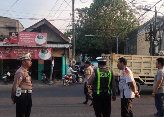 Polsek Lakarsantri Lakukan Penyekatan Massa  di Simpang Tiga Driyorejo untuk Jaga Kamtibmas