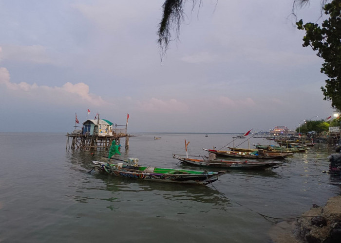 Pantai Kenjeran Jadi Ladang Rezeki Saat Nataru, Pedagang Kuliner dan Ikan Asap Untung Berlipat