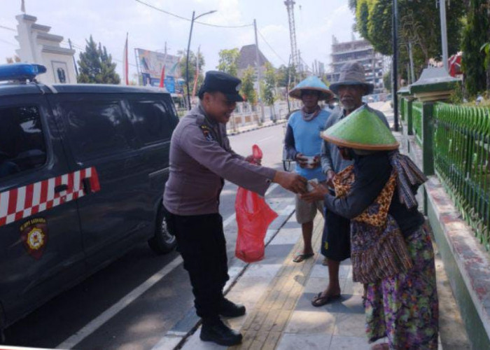 Polsek Bojonegoro Kota Gelar Jumat Berkah, Bagikan Nasi Bungkus ke Warga