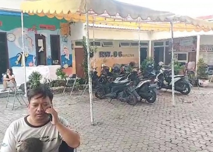 Warga Pengungsi Gedung Setan Antre Mandi