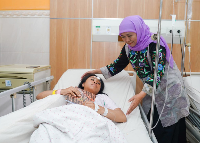 Jenguk Korban Kecelakaan, Gubernur Khofifah Salurkan Santunan dan Apresiasi Gercep RS Bina Sehat