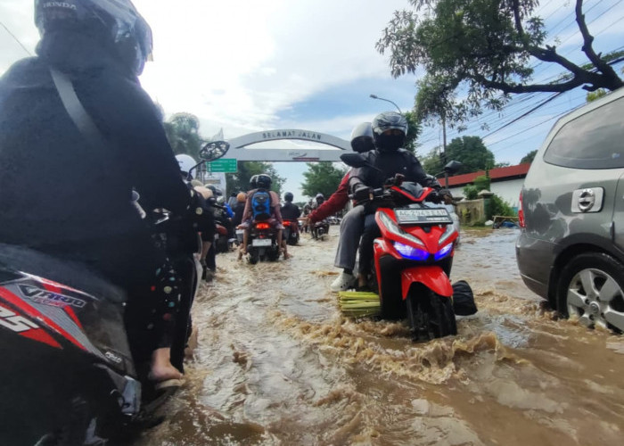 Jalur Pantura Kota Pasuruan Masih Lumpuh Terendam Banjir