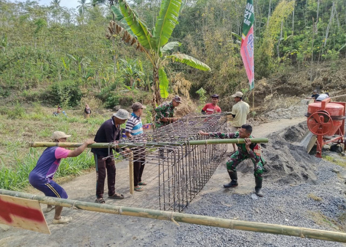 Gotong Royong TNI dan Warga Warnai Pembangunan Jembatan Garuda di Wonokerto