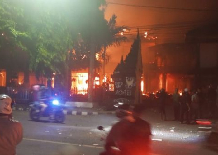  Kantor DPRD Kota Kediri Dijarah Lalu Dibakar Massa
