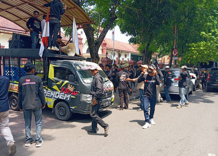 Polsek Sawahan Siagakan Personel Amankan Aksi Unras AMI di PN Surabaya