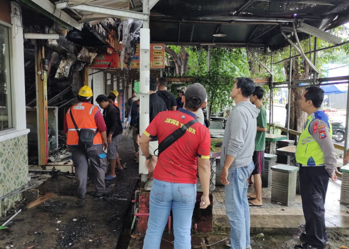 Kios Batu Akik di Kayoon Surabaya Terbakar