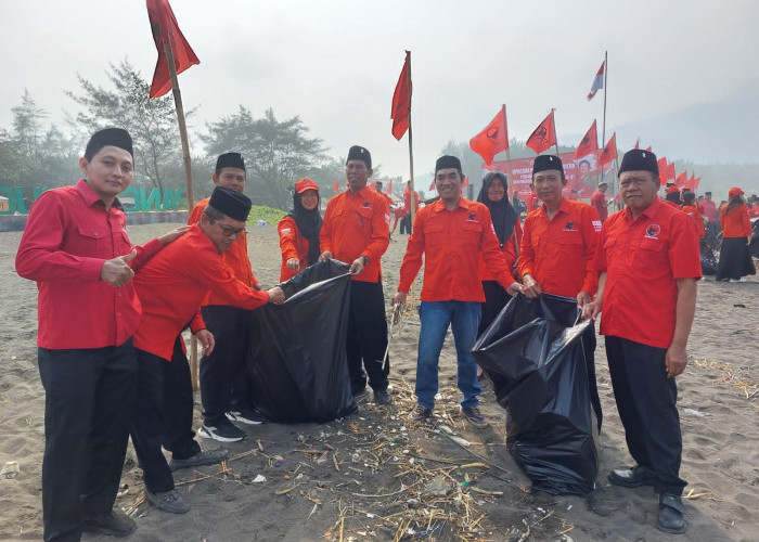 Tak Sekadar Upacara, Kader PDIP Jember Gulung Lengan Baju Bersihkan Pantai Pancer di Hari Kemerdekaan