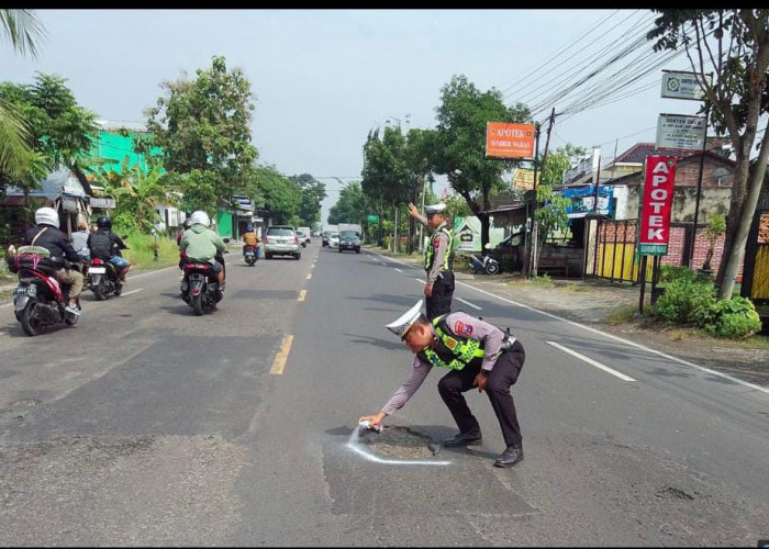 Satlantas Bojonegoro Lakukan Mitigasi Lakalantas, Berikan Tanda Jalan Rusak dan Pasang Rambu