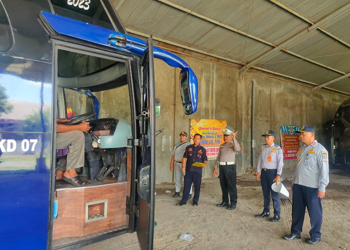 Rampcheck Gabungan Satlantas Polres Nganjuk Pastikan Armada Bus Konco Dewe Laik Jalan