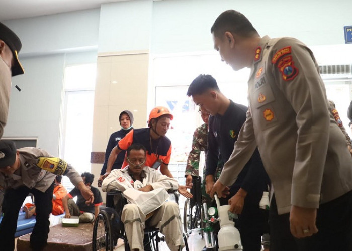 Kapolres Pelabuhan Tanjung Perak Dampingi Evakuasi Korban Kebakaran KM Mutiara Sentosa 2 di Surabaya