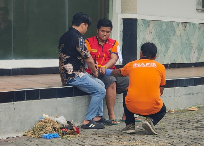 Rekonstruksi Pembunuhan Sekuriti Sukomanunggal Surabaya, Korban Sempat Tusuk Pelaku