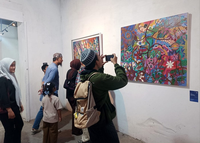 17 Seniman Gasrug Gresik Gelar Pameran Sastra Rupa, Terinspirasi Puisi Dewi Musdalifah