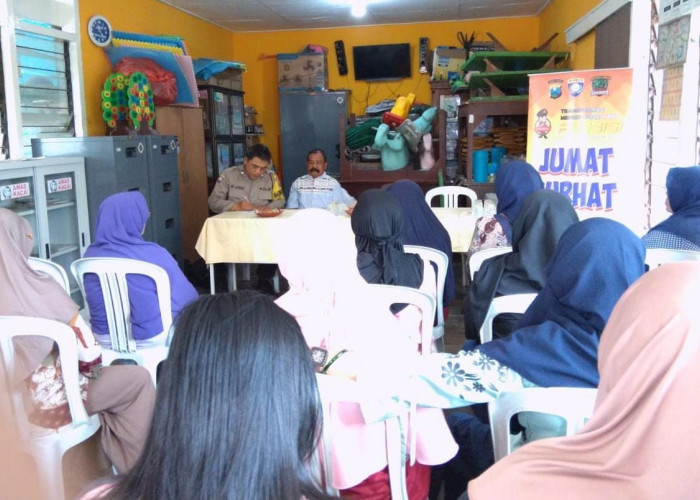 Dekati Warga Petemon, Kapolsek Sawahan Tampung Curhatan Kamtibmas di Balai RW 11