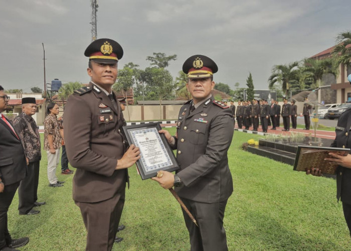 Hari Sumpah Pemuda, Kapolres Blitar Beri Penghargaan Personel  Berprestasi dan Masyarakat