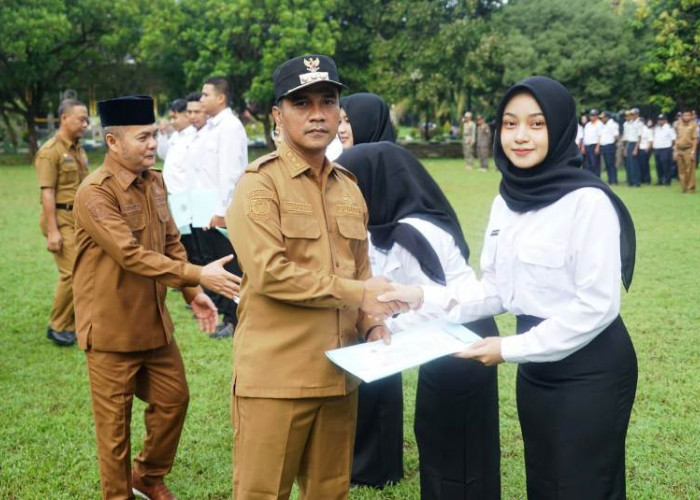 Serahkan 114 SK CPNS, Bupati Bangkalan Ingatkan ASN Dukung Penyelenggaraan Pemerintahan