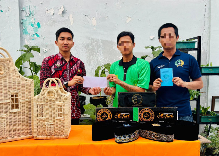 Aktif Membuat Produk Anyaman Rotan dan Songkok, Warga Binaan Rutan Gresik Diberi Premi