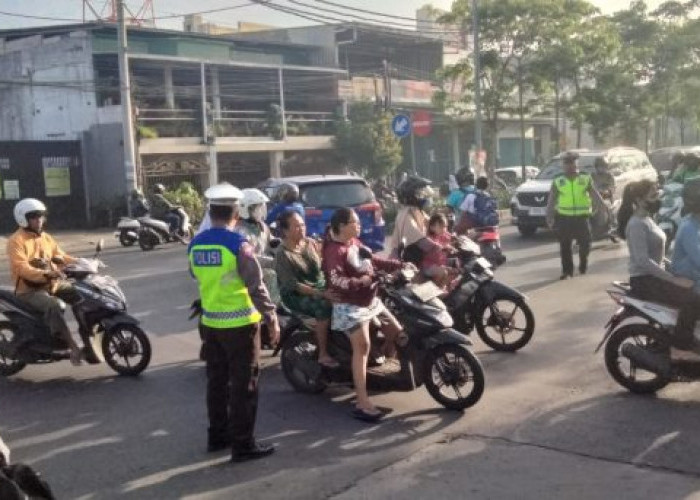 Polsek Benowo Tempatkan Personel di Simpang Tiga Klakahrejo Antisipasi Kemacetan