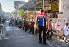 Pastikan Karnaval Aman, Polsek Tandes Kawal Peserta Pawai Kartini SDN Manukan Wetan 1