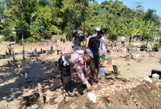 Wujud Kepedulian dan Empati, Anggota Polsek Krian Bertakziah Sekaligus Berikan Dukungan Moril