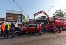 Suzuki Ignis Terperosok ke Berm Jalan di Karang Tembok, Dishub Surabaya Langsung Terjunkan Mobil Derek