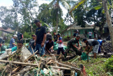 Gotong Royong Jaga Kebersihan, Babinsa Jarit Bersama Warga Bersihkan DAM Sungai Kaliwungu