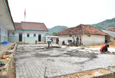 Pemasangan Paving Blok TMMD 127 di Yayasan Miftahul Ulum Capai 50 Persen