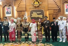  Arumi Bachsin dan Emil Dardak Tampil Serasi dengan Busana Dayak, Bawa Pesan Persatuan dari Grahadi