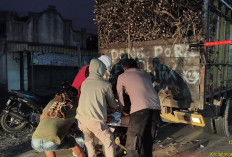 Diduga Ngantuk, Motor Tabrak Truk Tebu Parkir di Binangun Blitar, Pengendara Luka Parah