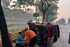 Mobil Terbalik di Gunungsari, Sopir Lansia Selamat Tanpa Luka