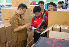 Pemkot Surabaya Salurkan Bantuan Pendidikan untuk 7.380 Siswa SMA, SMK, dan MA