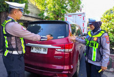 Satlantas Polres Lumajang Tempel Stiker 'Mudik Aman Keluarga Bahagia' Jelang Arus Mudik Lebaran