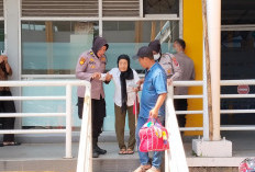 Aksi Humanis di Tengah Arus Mudik, Polwan Polresta Sidoarjo Sigap Bantu Lansia di Terminal Purabaya