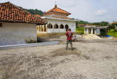 Satgas TMMD Kodim 0827/Sumenep Finishing Pemasangan Paving Blok Yayasan Miftahul Ulum