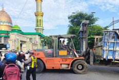 Gagal Haluan Saat Putar Balik, Truk Tronton Muat Kayu Tabrak Pagar Rumah Warga Banjarsugihan