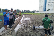 Bhabinkamtibmas Ketegan Kawal Tanam Padi Modern di Sidoarjo Dukung Ketahanan Pangan