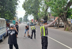 Polisi Gercep Tangani Jalan Berlubang demi Keselamatan