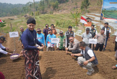 Bupati Trenggalek Motivasi Petani Kembangkan Bawang Putih