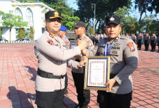Apresiasi Dedikasi Anggota, Kapolres Gresik Beri Penghargaan 13 Personel dan 1 Warga