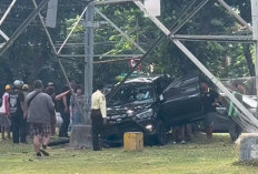 Salah Injak Pedal Gas, Toyota Raize Tabrak Motor dan Tiang Sutet di Dharmahusada Indah