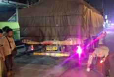 Pemotor Asal Surabaya Tewas Tabrak Bak Belakang Truk Parkir di Duduksampeyan Gresik
