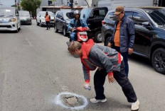 Lurah Kapasan Tandai Jalan Berlubang untuk Antisipasi Kecelakaan