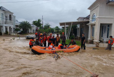 Polri Terjunkan Ratusan Anggota Brimob Evakuasi Korban Banjir di Padang