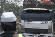 Marak Pengemudi Truk Mokong, Satlantas Polres Gresik Setop Sopir Merokok dan Tak Pakai Penutup Muatan