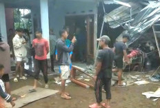 Motor Wisatawan Bromo Terjun Bebas Timpa Atap Rumah Warga Tosari