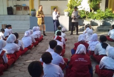 Antisipasi Gangster dan Narkoba Sejak Dini, Polsek Sukomanunggal Beri Penyuluhan MPLS di Surabaya