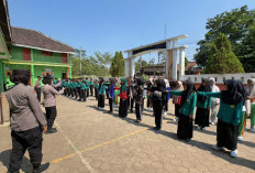 Cegah Kenakalan Remaja, Polwan Polres Ngawi Edukasi Pelajar tentang Narkoba dan Keselamatan Berkendara 