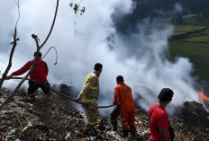 TPA Pakusari Jember Terbakar, Petugas Gabungan Jinakkan Api dan Bagikan Masker ke Warga