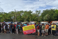 Ratusan Sopir Truk Lurug DPRD Ponorogo Tuntut Pembukaan Tambang